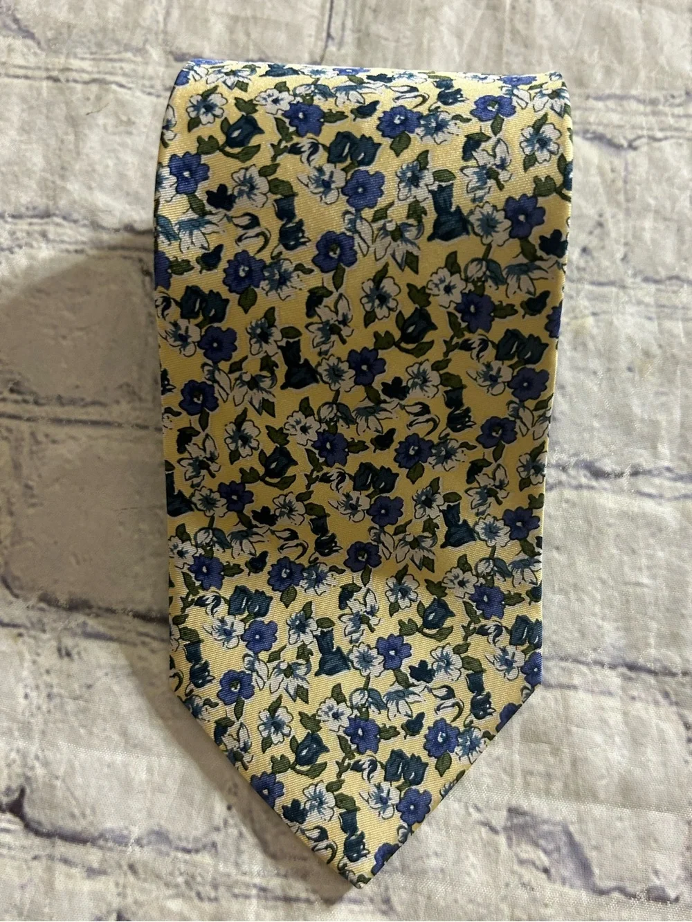 OLD NAVY CLOTHING CO. YELLOW TIE WITH BLUE & WHITE FLORAL PATTERN 100% SILK